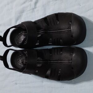CROCS Black Yukon Fisherman Sandals Water Size 10